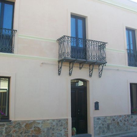 Is Scabas Guestrooms Solarussa Buitenkant foto
