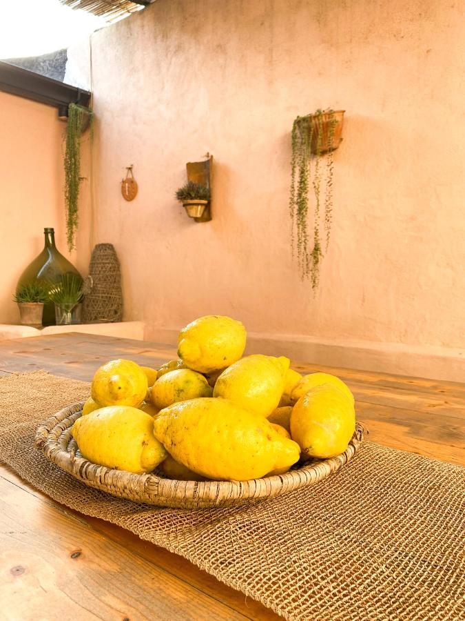 Is Scabas Guestrooms Solarussa Buitenkant foto