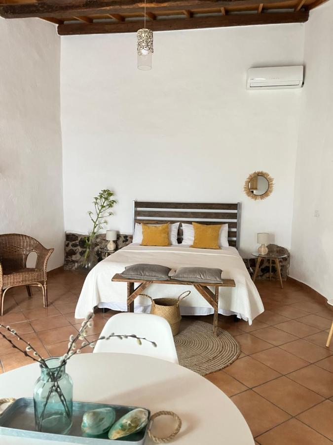 Is Scabas Guestrooms Solarussa Buitenkant foto