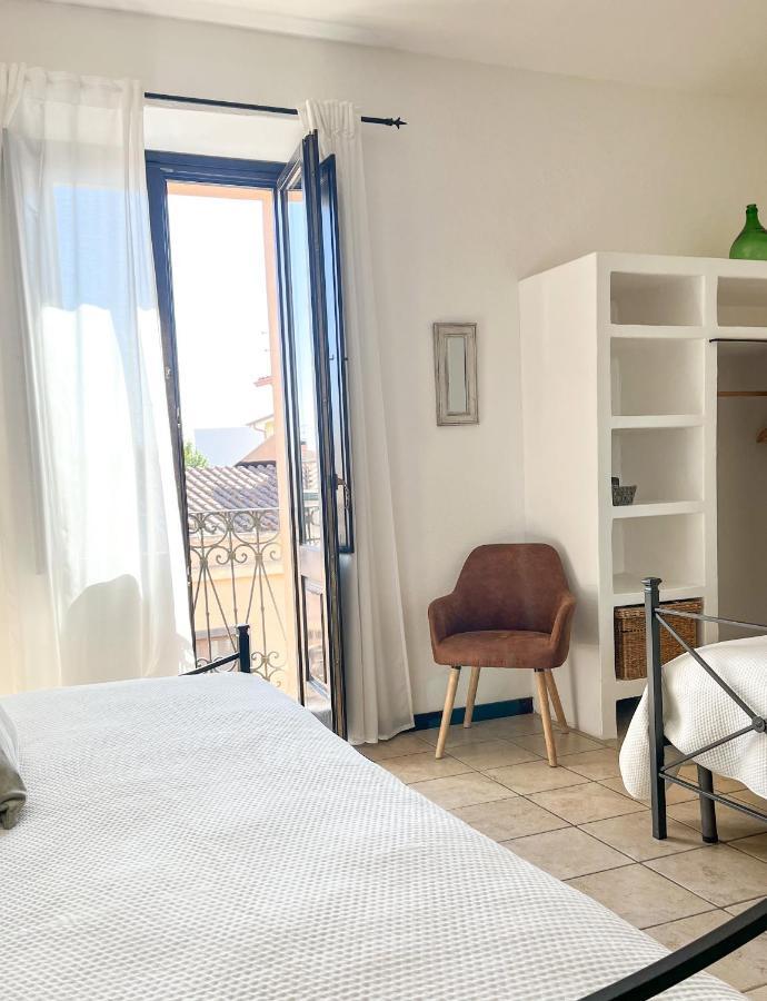 Is Scabas Guestrooms Solarussa Buitenkant foto
