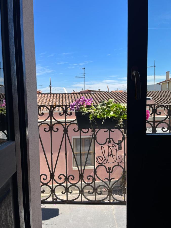 Is Scabas Guestrooms Solarussa Buitenkant foto