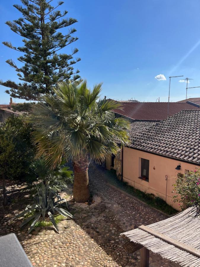 Is Scabas Guestrooms Solarussa Buitenkant foto