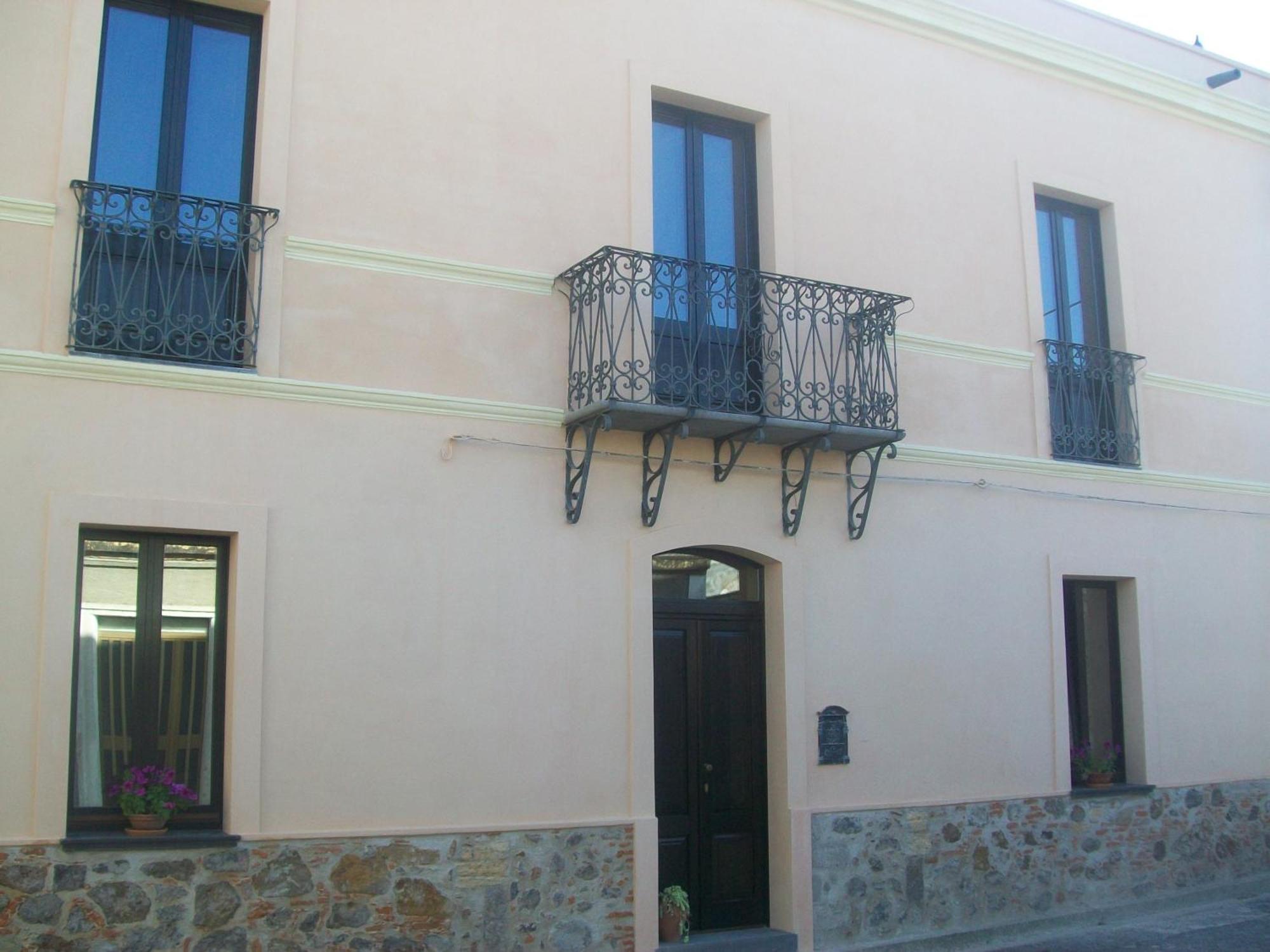 Is Scabas Guestrooms Solarussa Buitenkant foto