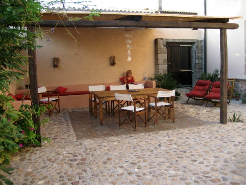 Is Scabas Guestrooms Solarussa Buitenkant foto