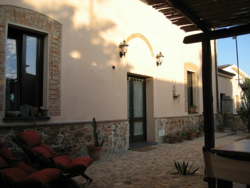 Is Scabas Guestrooms Solarussa Buitenkant foto