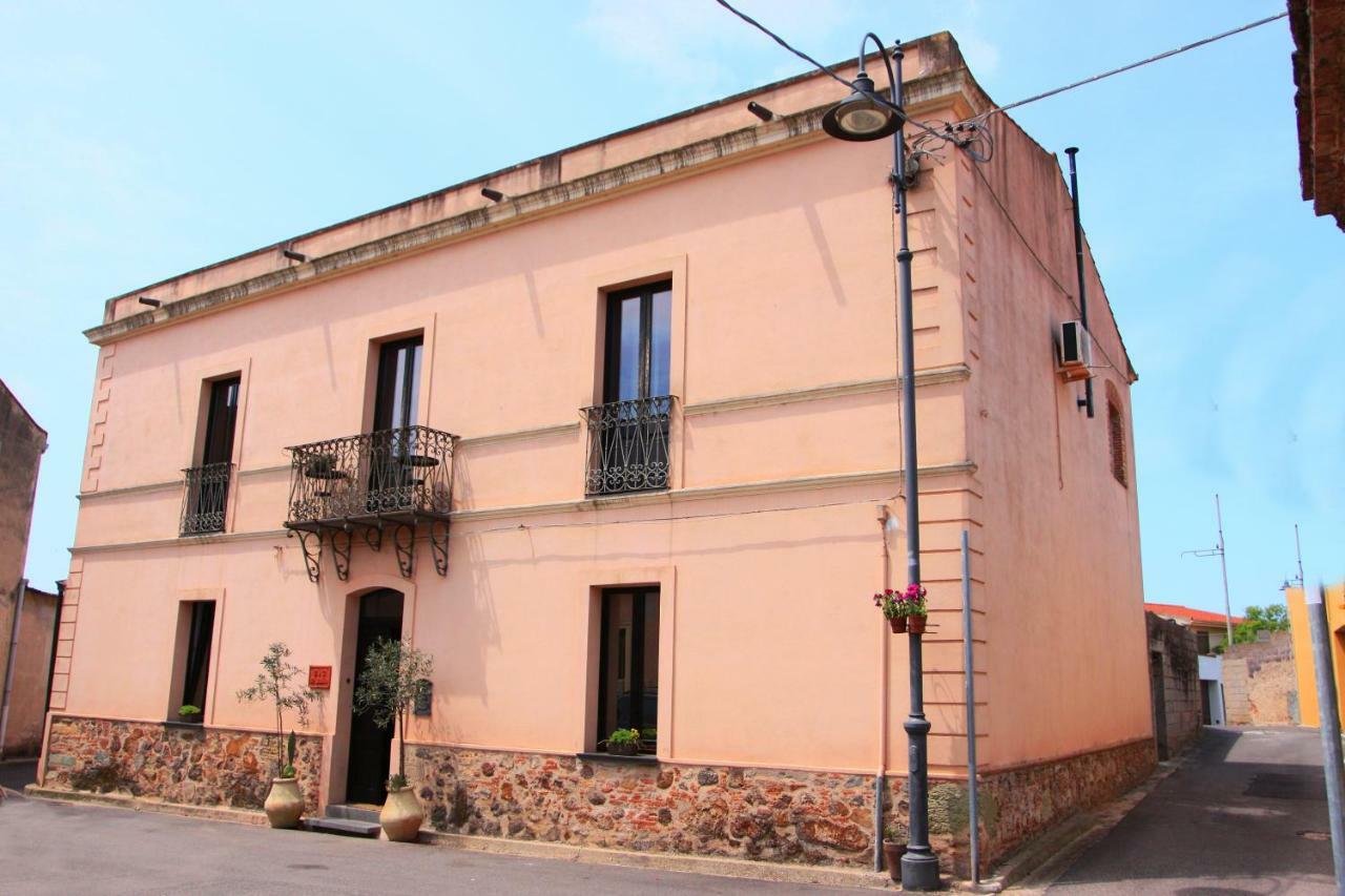 Is Scabas Guestrooms Solarussa Buitenkant foto