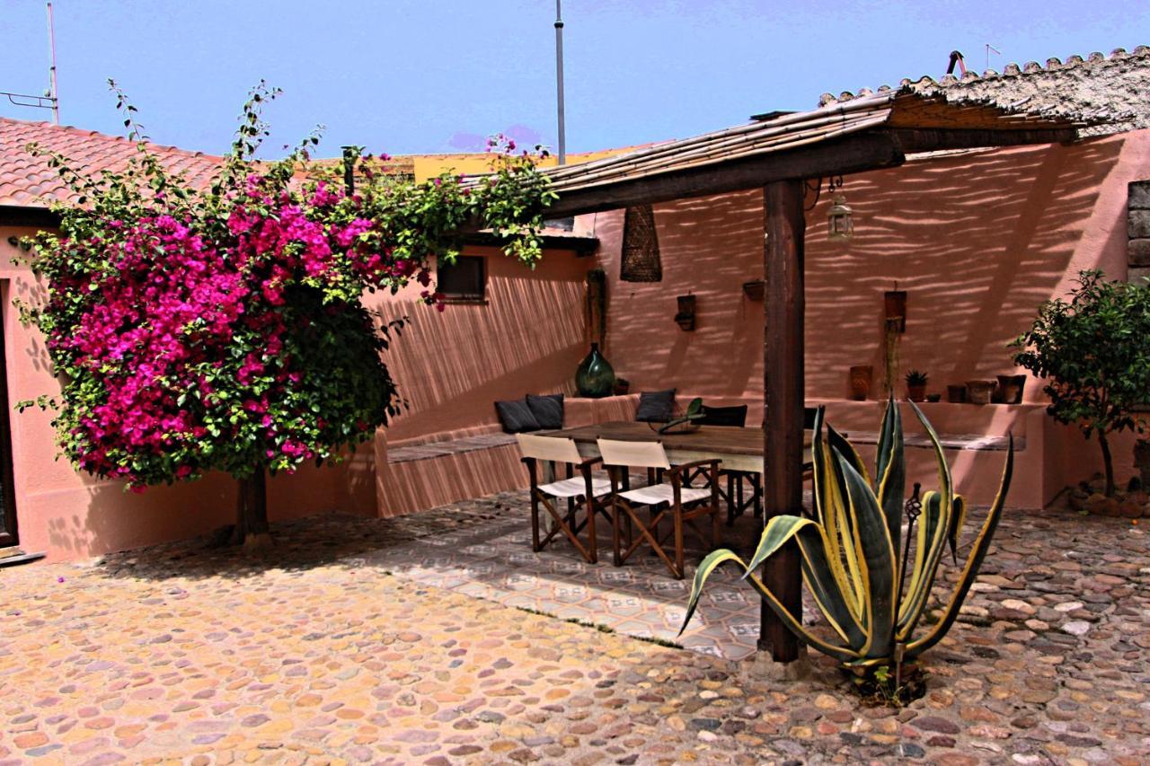 Is Scabas Guestrooms Solarussa Buitenkant foto