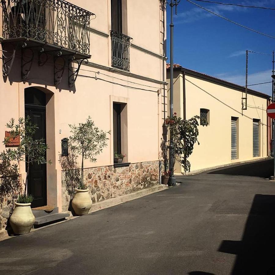 Is Scabas Guestrooms Solarussa Buitenkant foto