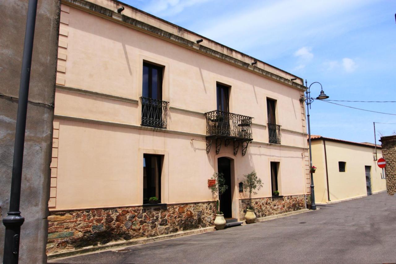 Is Scabas Guestrooms Solarussa Buitenkant foto